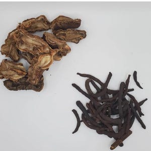 Puede incluir: Un juego de tres tazas de cerámica con un acabado mate moteado. Las tazas son de color crema, gris claro y gris oscuro. Cada taza tiene un diseño simple y moderno y un asa redondeada.