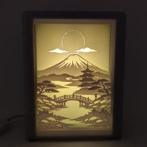 Peut inclure: Ensemble de trois tasses en céramique avec une finition mate et mouchetée. Les tasses sont de couleur crème, gris clair et gris foncé. Chaque tasse a un design simple et minimaliste avec une anse arrondie.