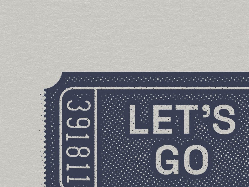 Puede incluir: Un boleto rectangular azul oscuro con un borde perforado, que presenta el texto blanco LET'S GO y el n&uacute;mero vertical 391811. El dise&ntilde;o tiene una textura de semitonos punteada sobre un fondo gris claro, imitando un pase de entrada vintage.