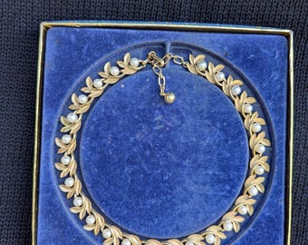 Gargantilla Avon tono dorado con perlas de imitación