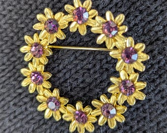 Broche vintage de diamantes de imitación con corona de flores moradas