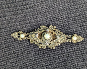 Broche de barra de metal con filigrana vintage