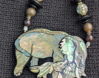 Collar con colgante de elefante de abulón Lee Sands