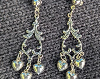 Pendientes de araña con forma de corazón chapados en plata