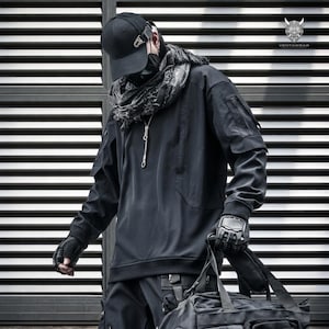 Peut inclure: Un sweat-shirt noir à manches longues avec une fermeture éclair frontale, une poche utilitaire sur la manche et une écharpe texturée. La tenue comprend une casquette de baseball noire, des gants tactiques sans doigts et un sac de sport noir.
