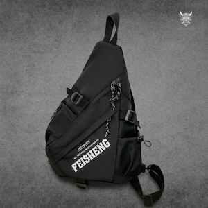 Peut inclure: Sacoche noire avec le texte blanc "FEISHENG". Le sac comporte plusieurs compartiments, des sangles réglables et une poignée supérieure. Il présente des détails décoratifs en corde et en boucle. Le texte "GET THE LOOK ALL THE WELLNESS HAPPENING" est également visible.