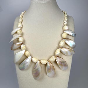 Collar vintage de concha de nácar - Joyería bohemia larga de concha iridiscente - 71 cm