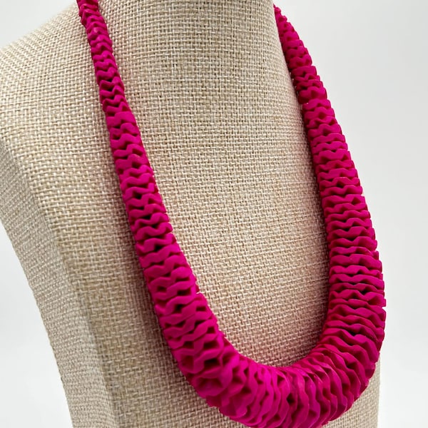 Colar vintage dos anos 80 com disco de madeira rosa fúcsia | Colar marcante | Joia retrô robusta - 45 cm