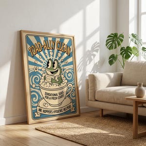 Może przedstawiać: Oprawiony plakat w stylu vintage z kreskówkową żabą w filiżance wypełnionej bąbelkami. Plakat ma niebiesko-beżową kolorystykę ze słowami "TOAD-ALLY CLEAN" na górze i "MR. HOPPER'S HYGIENIC HELPERS" na dole.