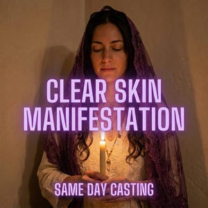 Könnte beinhalten: Eine Frau mit dunklem Haar und einem lila Schleier hält eine brennende Kerze. Das Bild enthält den Text "CLEAR SKIN MANIFESTATION" und "SAME DAY CASTING" in leuchtender lila Schrift. Die Frau trägt ein cremefarbenes Kleid.