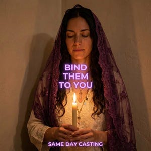 Pode incluir: Uma pessoa usando um véu de renda roxo sobre uma blusa branca e um colar com pingente de cristal, segurando uma vela branca acesa. O texto BIND THEM TO YOU e SAME DAY CASTING está sobreposto em letras de neon roxas no fundo escuro.
