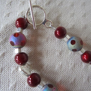 Cranberry Beaded Necklace With Silver Hearts image 2