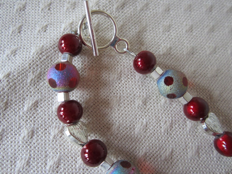 Cranberry Beaded Necklace With Silver Hearts image 2