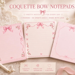 Può includere: Tre blocchi per appunti rettangolari con carta rosa, ognuno caratterizzato da un design del bordo unico con illustrazioni di fiocchi rosa, nastri e piccoli fiori. Il testo COQUETTE BOW NOTEPADS è stampato in alto, con 3 design da 50 fogli.