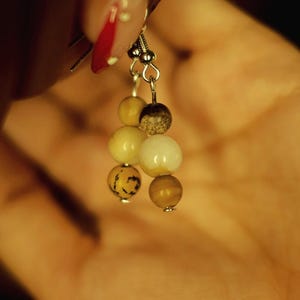 Pendientes colgantes de piedra apilada de tonos tierra, ámbar moteado color crema, joyería rústica inspirada en el bosque, plata sin níquel.