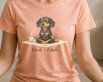 Dackel Yoga Shirt Inhale Exhale – meditierender Hund mit Kaffee für Yogafans