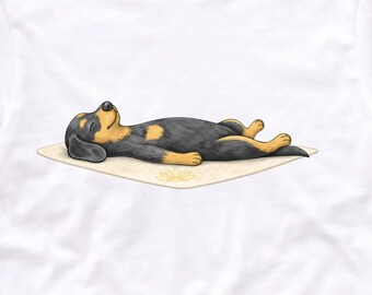 Dackel Yoga Shirt – Entspannter Dackel in Savasana – Hundeshirt für Yogafans – Geschenk für Dackelliebhaber