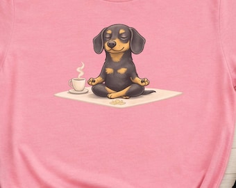 Dackel Yoga Shirt – Meditierender Dackel mit Tee – Achtsamkeit Shirt – Geschenk für Yogafans und Hundemamas