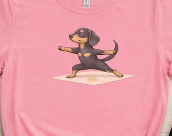 Dackel Yoga Shirt – Dackel in Krieger Pose – Hundeshirt für Yogafans – Geschenk für Dackelliebhaber
