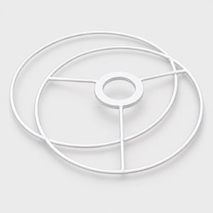 Peut inclure: Une armature d'abat-jour en métal blanc composée de deux anneaux circulaires concentriques reliés par trois rayons droits à un anneau central. La structure est faite de fil métallique fin, lisse et peint, formant un squelette solide.