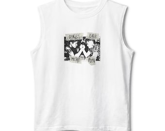 Dykes Have More Fun T-shirt | Armbrytningströja med grafisk design | Queer Pride-kläder | T-shirt med grafisk design i Butch/Maskulin stil
