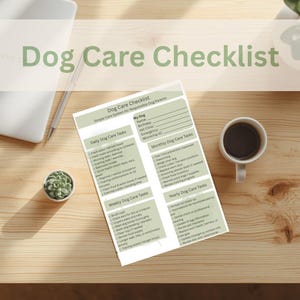 Puede incluir: Una "Lista de verificación para el cuidado del perro" impresa en un escritorio de madera, con una taza de café, una suculenta, una computadora portátil y un bolígrafo. La lista incluye tareas diarias, semanales, mensuales y anuales para el cuidado del perro.