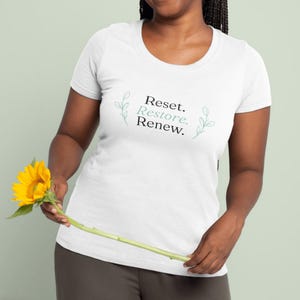 Zurücksetzen-Wiederherstellung-Erneuern-T-Shirt | Minimale Pflanzen-Typografie