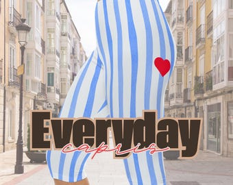 Leggings capri de rayas verticales azules con un pequeño corazón rojo.