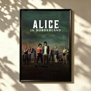 以下が含まれることがあります： 白い文字で「ALICE IN BORDERLAND」と書かれた額入りのポスター。暗く曇った空を背景に、人々のグループが立っている画像です。ポスターは黒いフレームに入っています。