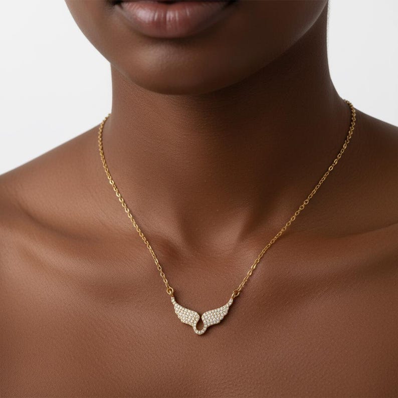 Elegant änglavingshalsband | Glittrande kristallhänge för kvinnor | Skyddsängelsmycken, present till henne bild 2