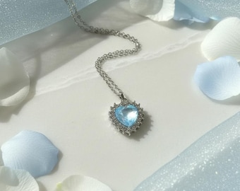 Skimrande hjärthalsband för kvinnor | Magiskt vattenripplarhänge | Eterisk kristallberlock present till henne