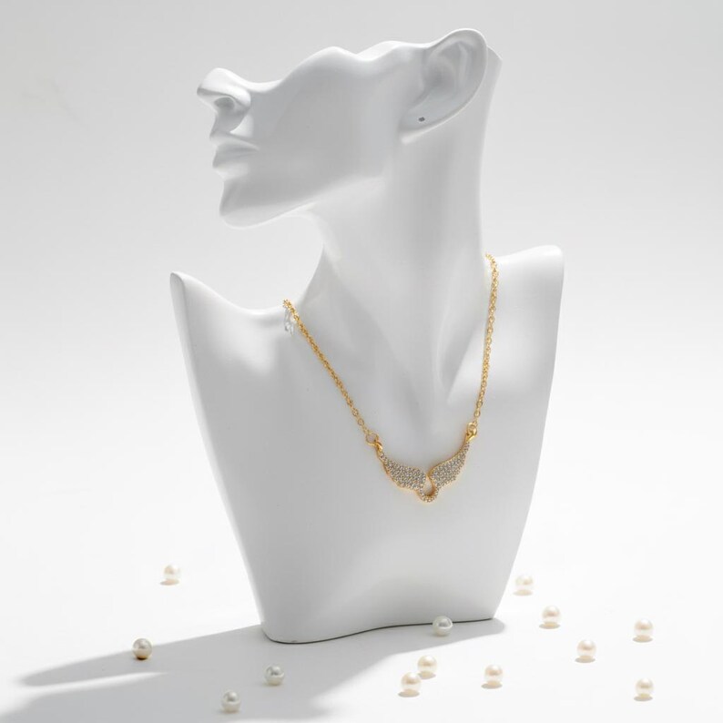 Elegant änglavingshalsband | Glittrande kristallhänge för kvinnor | Skyddsängelsmycken, present till henne bild 4