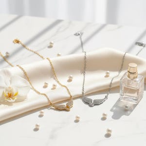 Elegant änglavingshalsband | Glittrande kristallhänge för kvinnor | Skyddsängelsmycken, present till henne bild 8