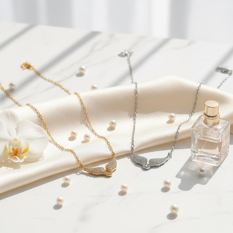 Elegant änglavingshalsband | Glittrande kristallhänge för kvinnor | Skyddsängelsmycken, present till henne bild 8