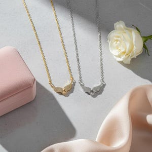 Elegant änglavingshalsband | Glittrande kristallhänge för kvinnor | Skyddsängelsmycken, present till henne bild 5