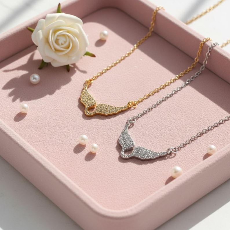Elegant änglavingshalsband | Glittrande kristallhänge för kvinnor | Skyddsängelsmycken, present till henne bild 1