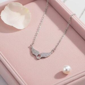 Elegant änglavingshalsband | Glittrande kristallhänge för kvinnor | Skyddsängelsmycken, present till henne SILVER