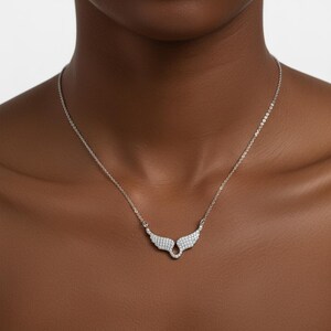 Elegant änglavingshalsband | Glittrande kristallhänge för kvinnor | Skyddsängelsmycken, present till henne bild 3