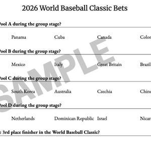 Könnte beinhalten: Ein bedrucktes Blatt mit dem Titel "2026 World Baseball Classic Bets". Der Text listet potenzielle Gewinner für jede Gruppe und den 3. Platz, darunter Teams wie die USA, Japan und Kanada. Das Wort "SAMPLE" ist als Wasserzeichen zu sehen.