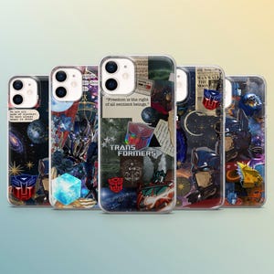 Op de afbeelding: Een verzameling van vijf transparante telefoonhoesjes met diverse ontwerpen. De hoesjes tonen afbeeldingen van de ruimte, robots en collages met tekst zoals "We are all made of stardust", "Freedom is the right of all sentient beings" en "TRANSFORMERS".