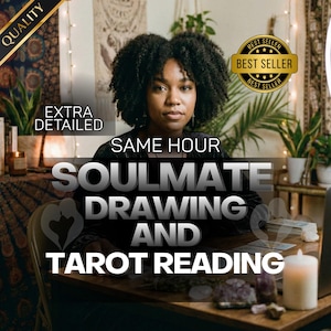 Peut inclure: Image d'une personne aux cheveux bouclés foncés, avec le texte "SOULMATE DRAWING AND TAROT READING". L'image comprend également le texte "EXTRA DETAILED" et "BEST SELLER". Une bougie et des cartes de tarot sont visibles sur une table en bois.