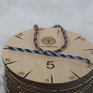 Puede incluir: Un letrero de madera hecho a mano con el texto "Welcome" en una fuente caprichosa. El letrero está pintado de blanco con un acabado envejecido y presenta un diseño floral decorativo en tonos de rosa y verde. Mide aproximadamente 30 cm de ancho.