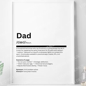Könnte beinhalten: Ein gerahmter Schwarz-Weiß-Druck mit der Definition von „Dad“. Die Definition enthält Verwendungsbeispiele und Synonyme. Unter dem Druck befinden sich drei schwarze runde Symbole mit weißem Text: „Sofort-Download“, „Vollständig bearbeitbar“ und „Einfache Verwendung“.