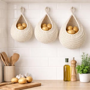 Könnte beinhalten: Rustikales Holzschild mit dem Text "Welcome to our porch" in weißer Schrift. Das Schild hat eine Used-Optik und ein schlichtes, einladendes Design, ideal für die Außendekoration.