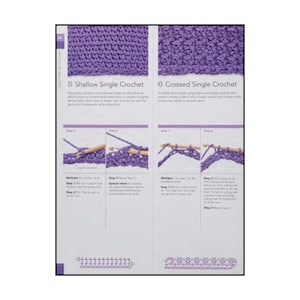 Op de afbeelding: Een pagina uit een haakinstructieboek met paarse garenstalen en diagrammen voor 5 Shallow Single Crochet en 6 Crossed Single Crochet steken. De tekst bevat stapsgewijze instructies, stekenveelvouden en visuele handleidingen.