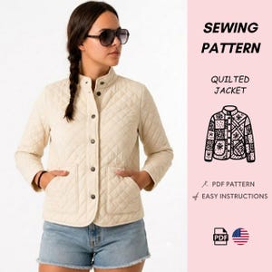 Puede incluir: Una chaqueta acolchada de color crema con patrón de rombos, mangas largas, cierre frontal de botones y dos bolsillos delanteros. El texto a la derecha dice SEWING PATTERN QUILTED JACKET, PDF PATTERN y EASY INSTRUCTIONS.