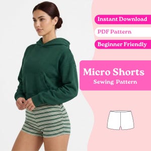 Może przedstawiać: Ciemnozielona bluza z kapturem i długim rękawem, z przednią kieszenią oraz szorty w paski. Obraz zawiera tekst Instant Download, PDF Pattern, Beginner Friendly oraz Micro Shorts Sewing Pattern wraz z rysunkiem liniowym.