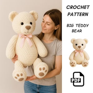 Puede incluir: Un gran oso de peluche de ganchillo de color crema con un lazo rosa, nariz marrón y detalles de patas. El oso está sostenido por una persona. La imagen también incluye una versión más pequeña del oso y el texto "CROCHET PATTERN BIG TEDDY BEAR".