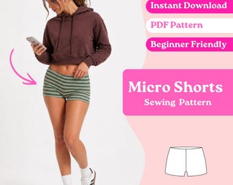 Op de afbeelding: Micro-shorts met een horizontaal gestreept patroon in tinten groen, wit en donkerbruin. De shorts hebben een nauwsluitend silhouet en worden getoond naast tekst die Instant Download, PDF Pattern, Beginner Friendly en Micro Shorts vermeldt.