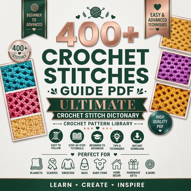 Op de afbeelding: Een digitale gids getiteld 400+ Crochet Stitches Guide PDF Ultimate Crochet Stitch Dictionary. De afbeelding bevat ros&eacute;gouden tekst, donkergroene banners en iconen voor haaktechnieken, met stalen van turquoise, roze en gele wol.